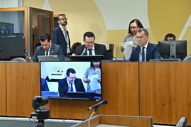 assembleiamg's tweet photo. Pronto para #Plenário o Projeto de Lei 3.560/22, do @DepCelinho, sobre o incentivo à prática de corridas de rua no Estado. O parecer favorável de 1º turno foi aprovado, nesta terça (12), pela Comissão de Esporte. #NotíciaCompleta: https://t.co/pAhTaAdg1H https://t.co/Epfv0upgGU