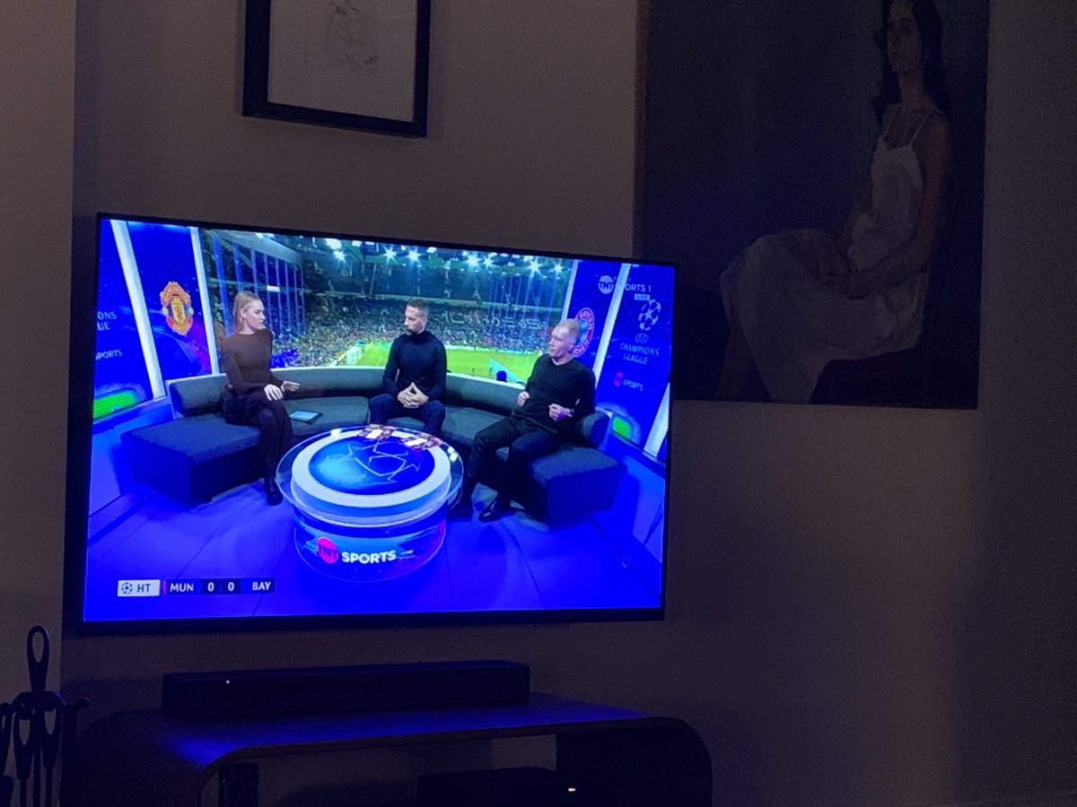 I love watching Tuesday night champions league but at halftime it looks like #TNT commentators have all had a #Matrix memo 🤣⁦@rioferdy5⁩ ⁦@paulscholes3741⁩