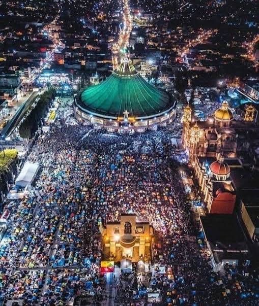 🙏🏻￼ #BasílicaDeGuadalupe

Ayer acudieron 3 millones de peregrinos a visitar a #LaVirgen. 

Se espera que lleguen un total de 11 millones. 

Por desgracia hubo un accidente en la autopista México-Puebla, donde atropellaron a 12 peregrinos. Hasta ahora no se reportan más