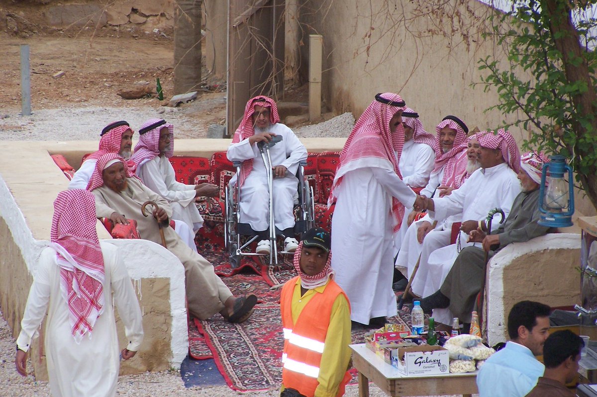 #تاريخ_المجمعة 
مجموعة من رجال المجمعة في جلسة بالقرب من مسجد ركية ناصر رحم الله من مات وجعله في عليين