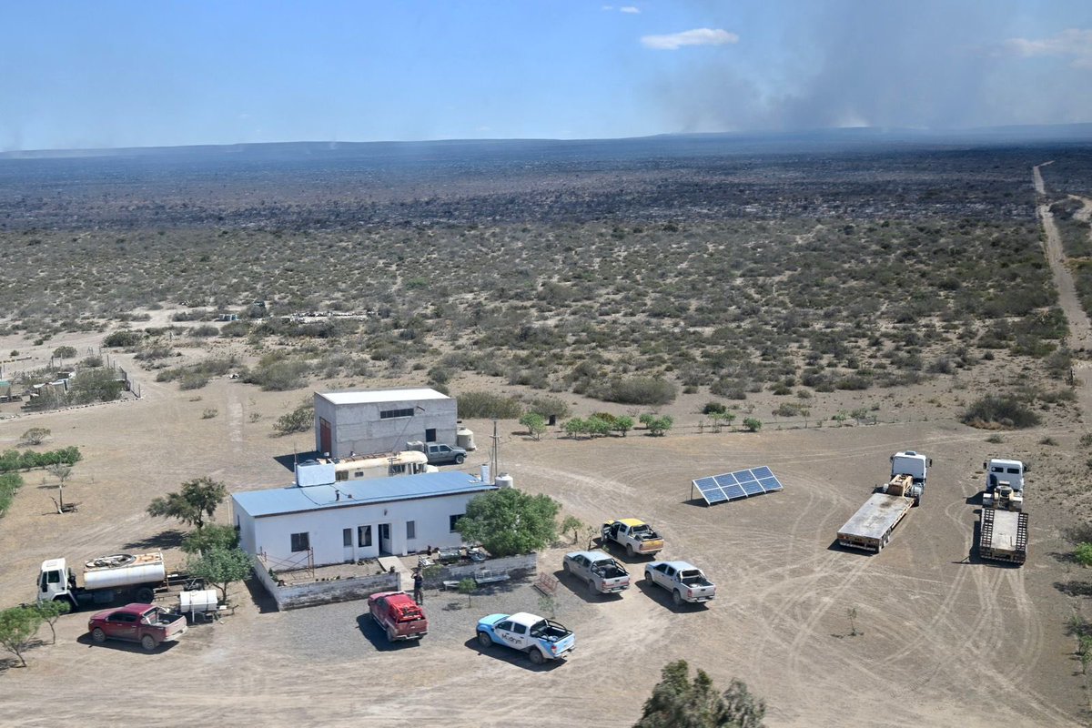 Gus_Sastre's tweet photo. Seguimos trabajando de manera conjunta y articulando acciones con el Gobierno Provincial y con @BomberosMadryn, con el objetivo de extinguir lo antes posible el incendio que se está desarrollando kilómetros al norte de nuestra ciudad. https://t.co/i3miiDNrJ1