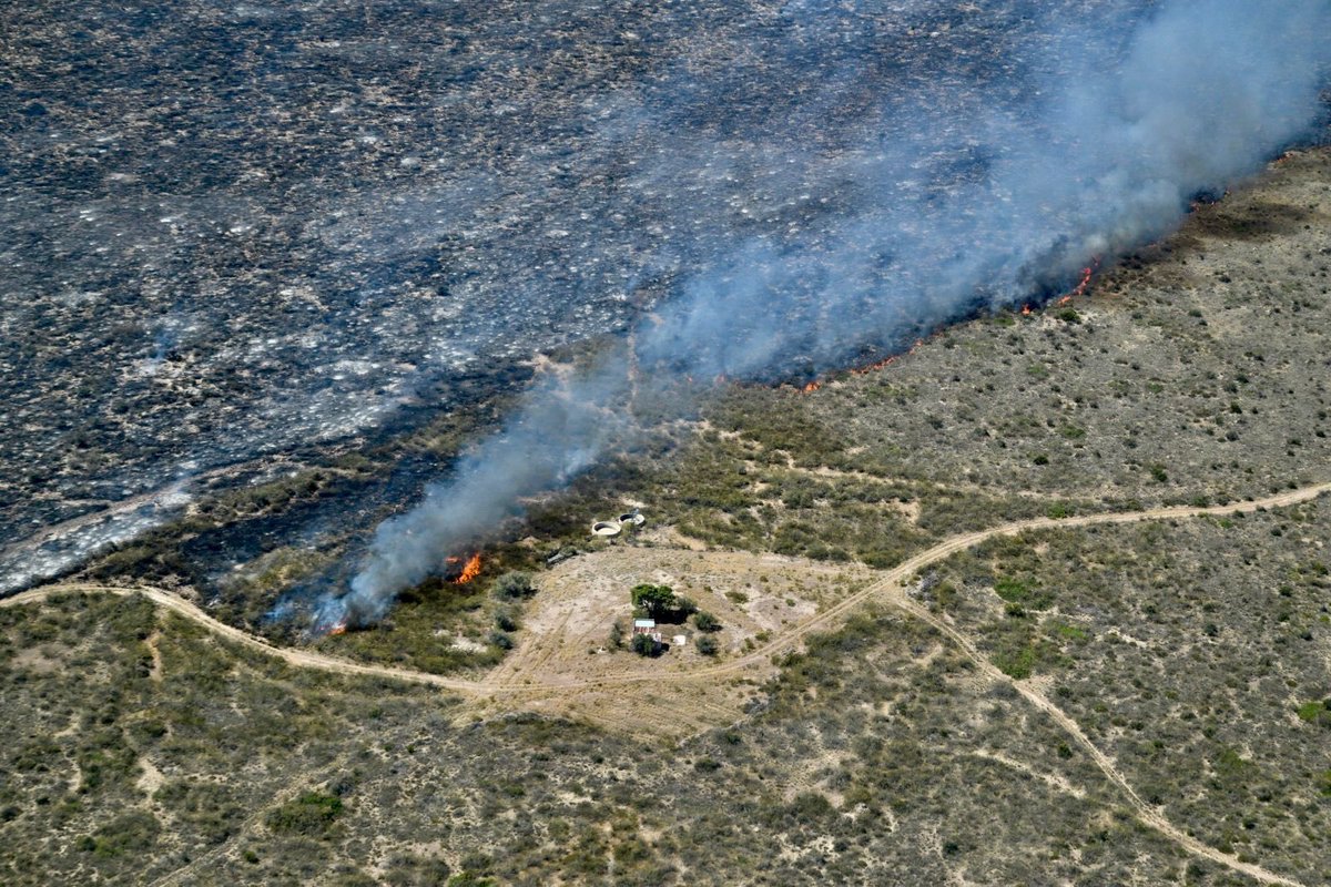 Gus_Sastre's tweet photo. Seguimos trabajando de manera conjunta y articulando acciones con el Gobierno Provincial y con @BomberosMadryn, con el objetivo de extinguir lo antes posible el incendio que se está desarrollando kilómetros al norte de nuestra ciudad. https://t.co/i3miiDNrJ1