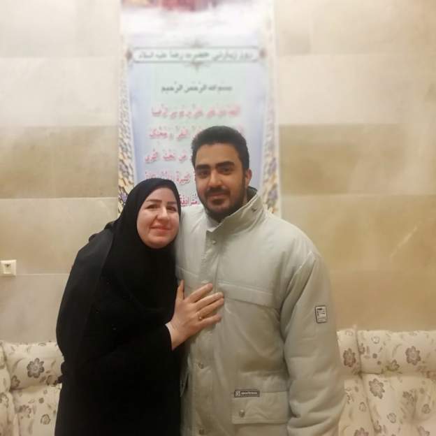 iranianpapppi3's tweet photo. به ناعادلانه‌ترین روش ممکن تو بیدادگاه‌های رژیم محکوم به اعدامش کردن و حکمش رو با جرثقیل و در ملأعام اجرا کردن که زجر بیشتری به خانواده‌ش بدن
اینجا هم کار تموم نشد و برای نمک ریختن به زخمشون نذاشتن کوچکترسن مراسمی برای پسرشون بگیرن
اما بازم قلب کثیف این کفتارها آروم نگرفت و
۱/۳ https://t.co/MuQ44pGqAH