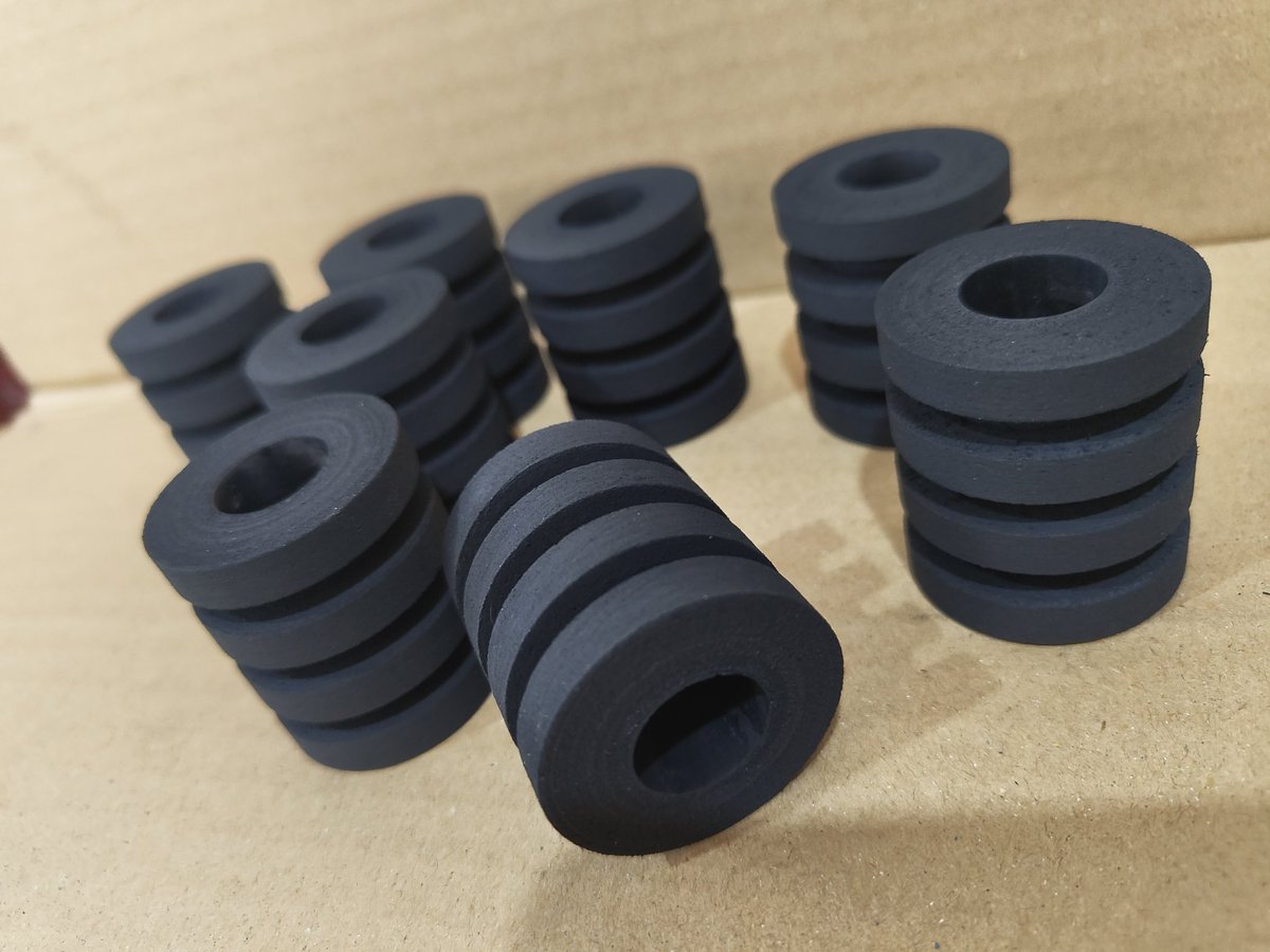 Manu_Roldan's tweet image. Unos casquillos de nitrilo 80 ranurados. Un trabajo entretenido de hacer en el Pinacho...y muchas mediciones 😅

#mecanizado #pinacho #bandcaucho