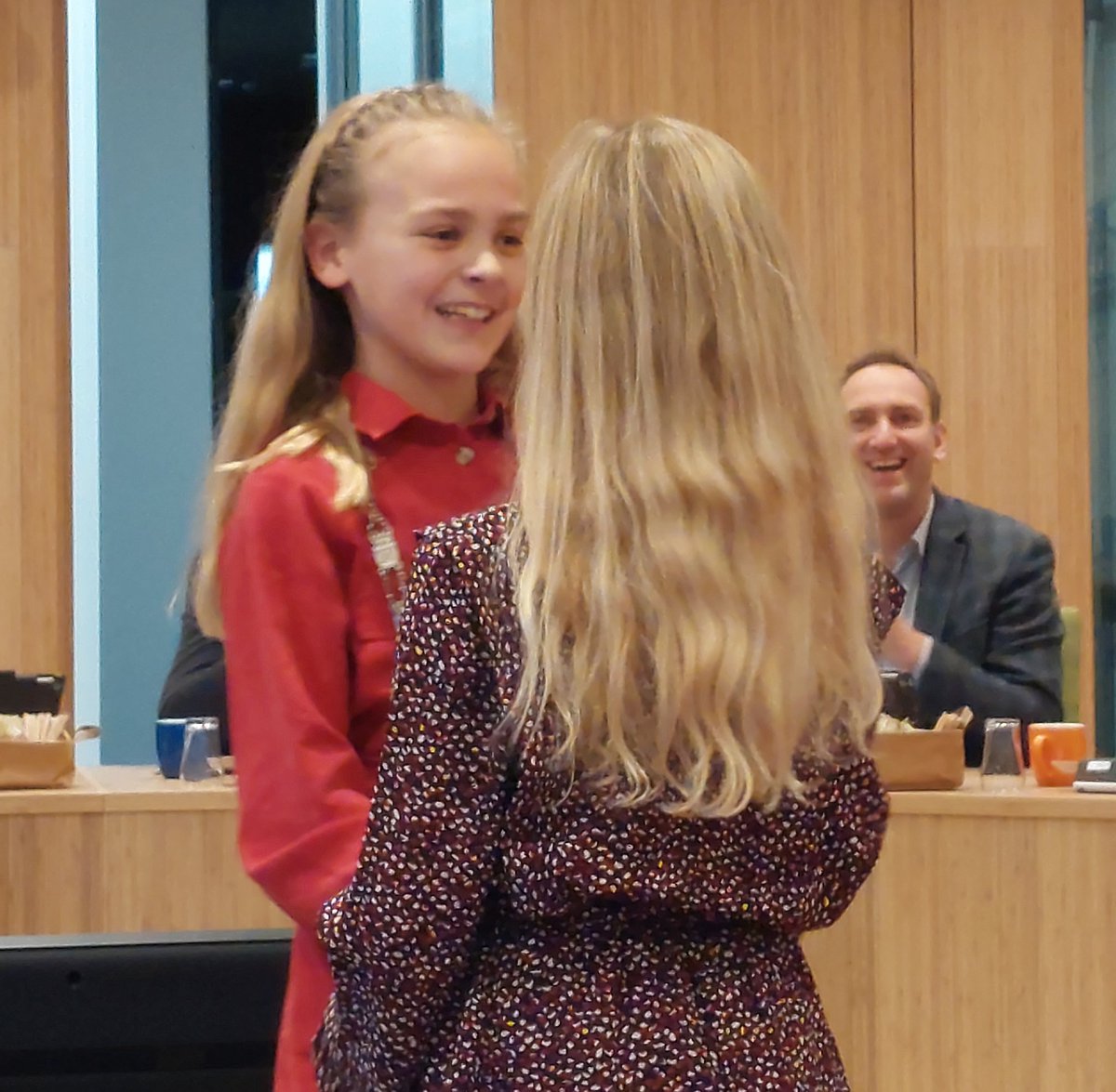 Wisseling van de <a href="/KinderbgmML/">Kinderburgemeester Molenlanden</a> wacht.

Roos Zeevalkink droeg vanavond de ambtsketen over aan Maren Mourik.

🔝weer een vrouw voor <a href="/Molenlanden_Gem/">Gemeente Molenlanden</a>
Roos bedankt en Maren héél veel succes 👏