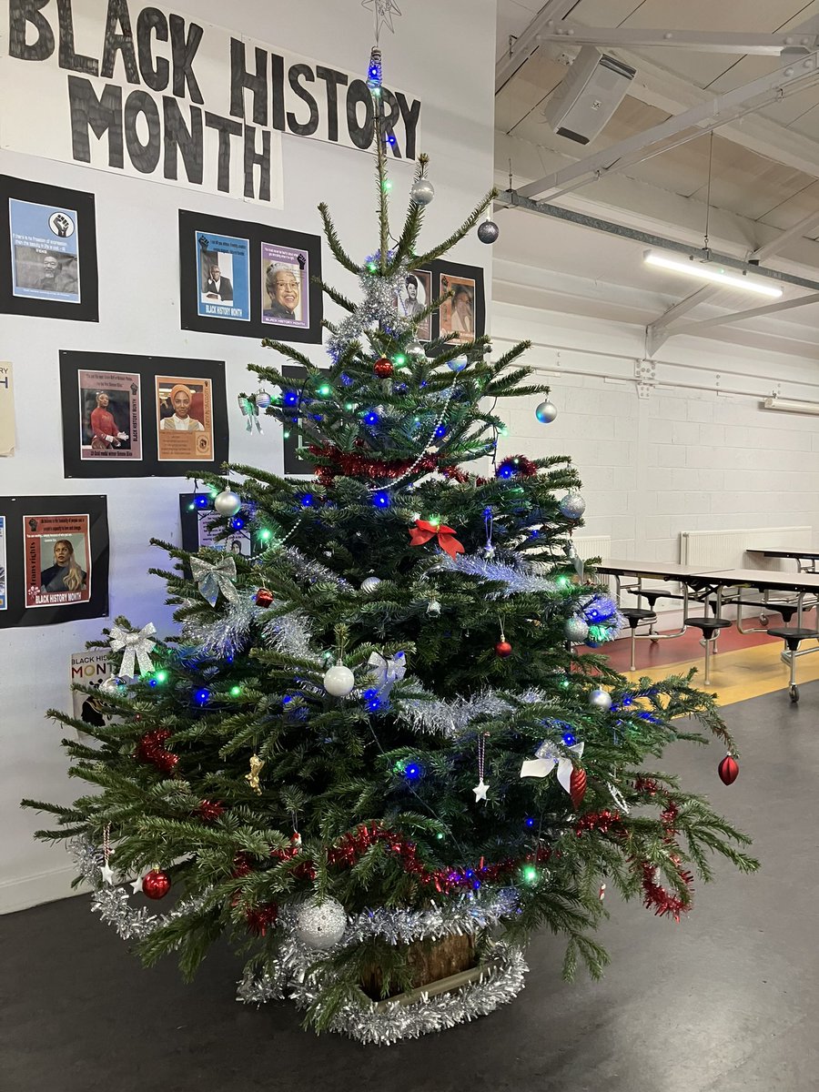 Our @Drummond_CHS Christmas tree is looking amazing again this year. Thanks to AMEY for providing us with this and to the Janitors for setting it up. Also big shout out to the senior leadership class for the awesome decoration.👏🏻👏🏻👏🏻