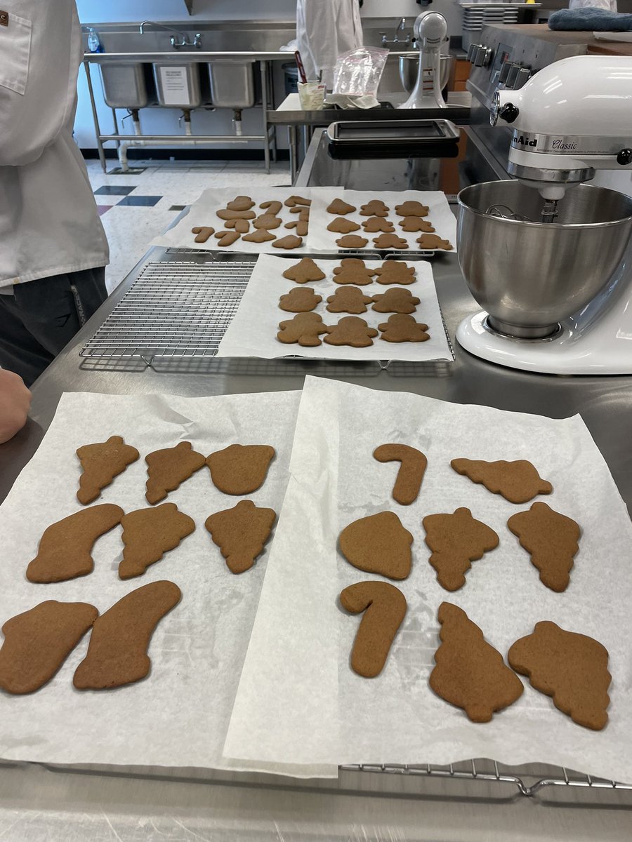 libertyfcclawsd's tweet image. Culinary III students prepared holiday boxes of cookies! #holidayyum #hardwork #prostartproud  #wsdleads