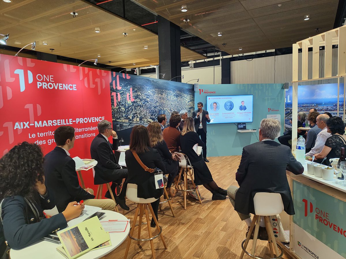 AMPMetropole's tweet photo. 🔵 Plusieurs temps forts ont rythmé cette belle première journée sur le stand #OneProvence du #SIMI2023 ✨
➡️ La conférence "S'inspirer des lieux du futur" a permis de faire découvrir les tendances des lieux de travail d’Aix-Marseille et d’en esquisser les perspectives avec
🔹 Mehdi Dziri, directeur général d’UBIQ,
🔹 Carlos Martins, responsable innovation des environnements de travail chez Allianz France,
🔹 Philippe Stéfanini, directeur général de Provence Promotion,
🔹et la participation de Kevin Polizzi, président de The Camp.