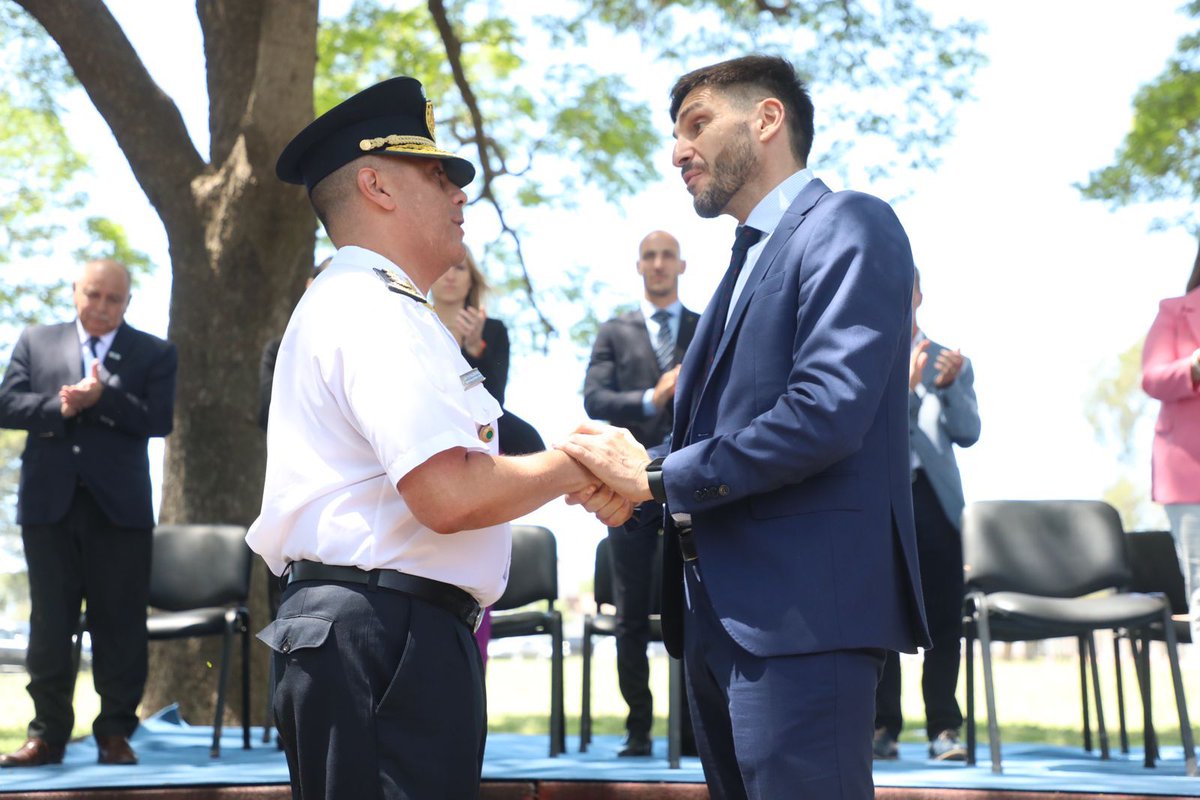 Conozco la policía de Santa Fe, estuvimos codo a codo trabajando durante cuatro años para atrapar y encarcelar a las bandas criminales más peligrosas de la provincia. Sé de primera mano sus problemas y comprendo al detalle sus necesidades.

Les dije que no los vamos a dejar