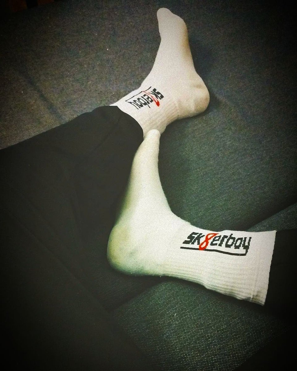 Posé devant la TV, manque que toi a mes pieds! 

Qui volontaire ? 

#cho7 <a href="/sk8erboy_com/">SK8ERBOY®️ The official Account</a> #gay #sk8erboy #kiffeur #kiff #gayparis