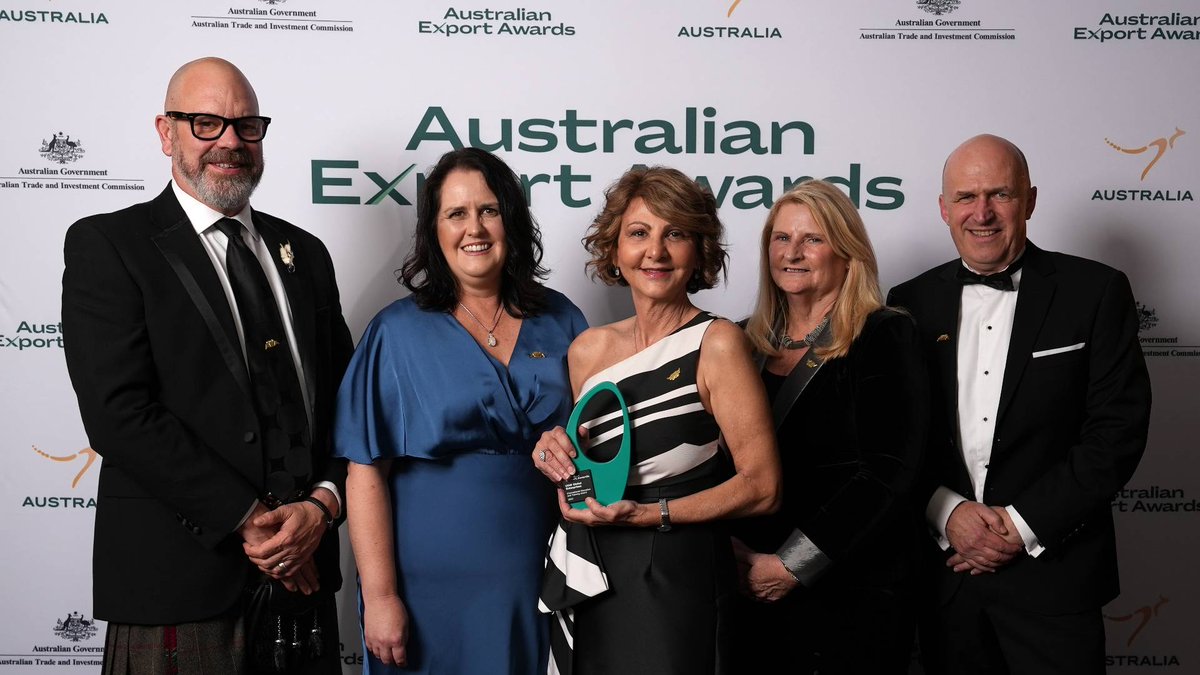 Last week, #UOW Global Enterprises was named winner of the 2023 Australian National Export Awards in the Education and Training category at Parliament House. #UOWGE is a diverse and skilled team of 1,300 professionals hailing from 52 different countries. 🎉