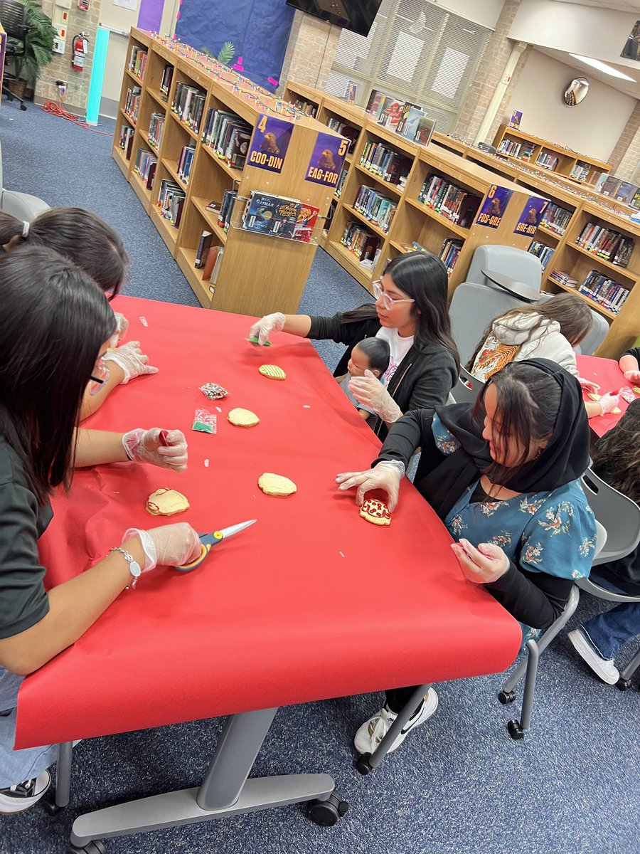 What do you get if you turn your work in on time &amp; try hard in class?! Cookie decorating during flex!! Our kids made some INCREDIBLE cookies&amp; everyone had a story to tell about theirs.
<a href="/NISDLib/">NISDLibraryServices</a> <a href="/NISDHobby/">William P Hobby</a> <a href="/NISDHobbyHealth/">@NISDHobbyHealth</a>