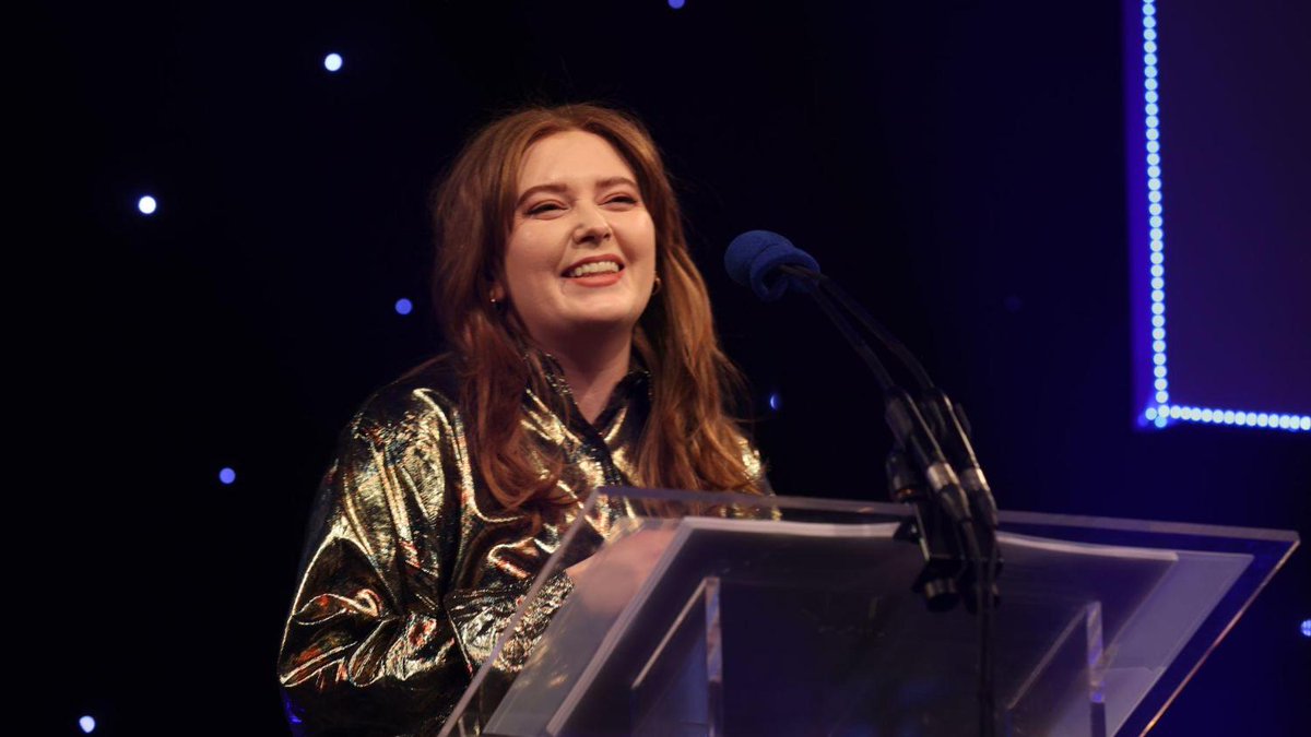 Alice Oseman's newest Heartstopper becomes the UK's fastest ever selling graphic novel.

Find out more here: thebookseller.com/bestsellers/be…