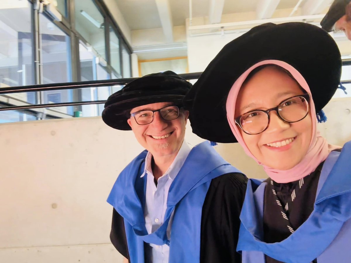 Hello, hello everyone! Join us in basking in the joy of congratulating our Anthropology students graduating in December, Dr Elvin Xing Yifu, and Dr Suliljaw Lusausatj. Huge congratulations to Dr Elvin and Dr Suliljaw, and a special shout-out to their wonderful supervisors!