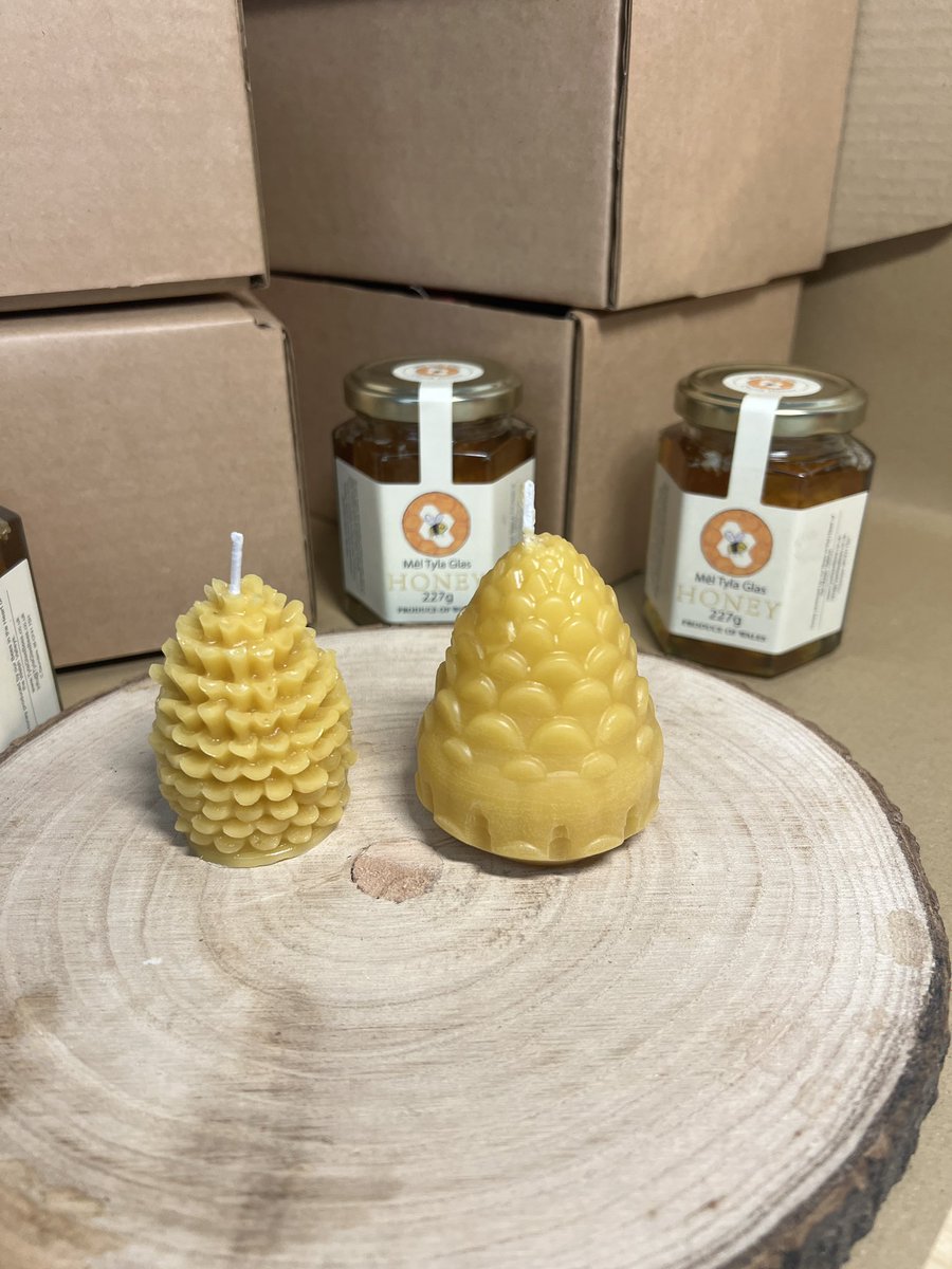 I think I may have a little bit of an addiction to buying candle moulds. However, I do love this new pine cone candle, it’s slightly smaller than our other pine cone candle as you can see in the photo.

tylaglasbees.etsy.com/listing/161975…