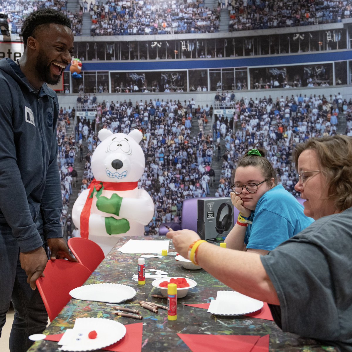 Taylor Trammell of the @Mariners and The Tram Foundation spread holiday cheer to the @childrensatl! The Trammell’s gifted over 100 toys & spent quality time with the patients! Taylor, a @MLBDevelops alumn, and his wife Emani shared sweet treats, led a craft session, played ping…