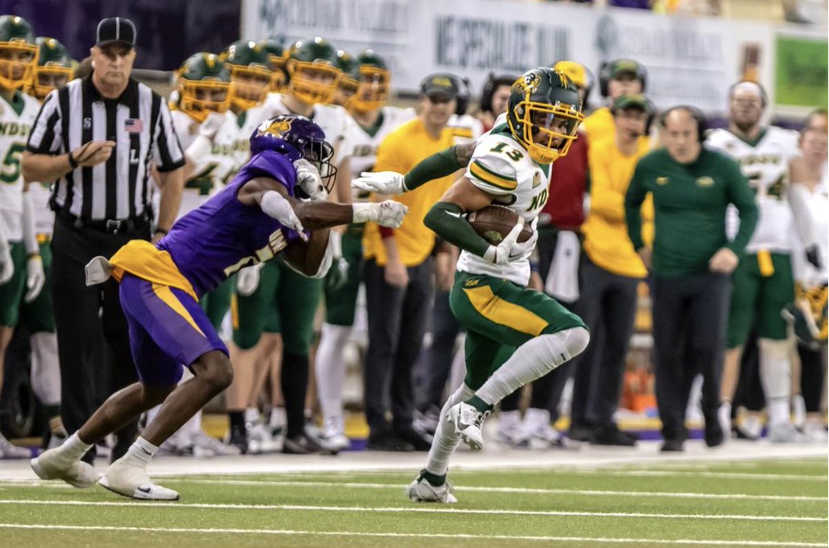 .@EliGreen_ during @NDSUfootball's current five-game winning streak: 🏈 19 rec on 21 targets (90.4% comp) 🏈 494 yds (3rd in all of Division I, 2nd in @NCAA_FCS) 🏈 11 Explosives (15+ yd gains) 🏈 6.64 yards per route run (1st in D1) 🏈 93.4 @PFF_College REC grade (1st in D1)