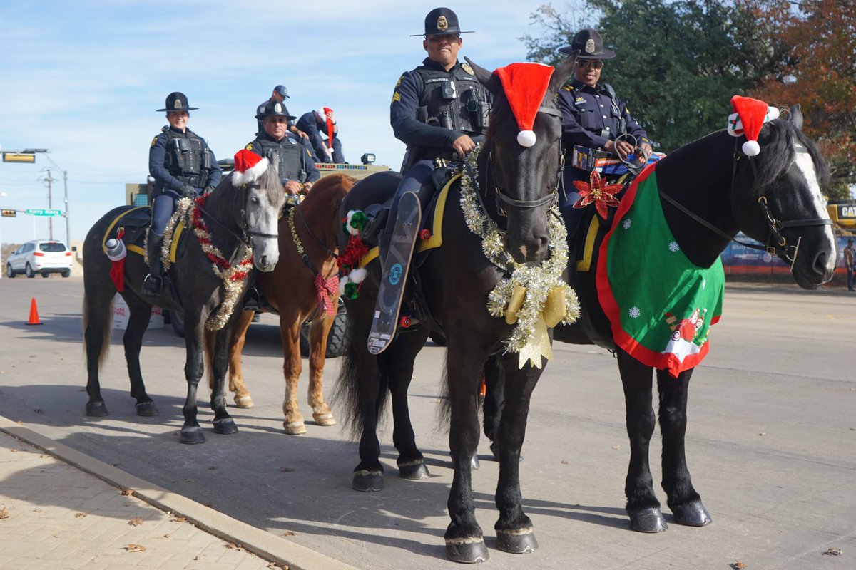 DallasPD's tweet image. 🎅 Santa asked us to make a special delivery.  It was our pleasure to bring the holidays to Children's Medical Center of Dallas this season. #DallasPD