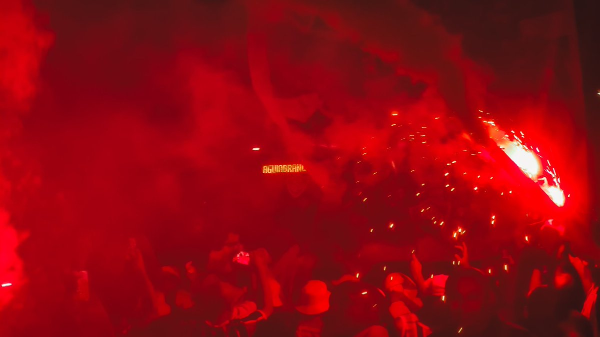liberta___depre's tweet photo. Torcida do Fluminense no embarque do time para Arábia Saudita, Mundial de Clubes. #AeroFlu 🇭🇺

📸: @mneves_ https://t.co/SFiNzd4f7G