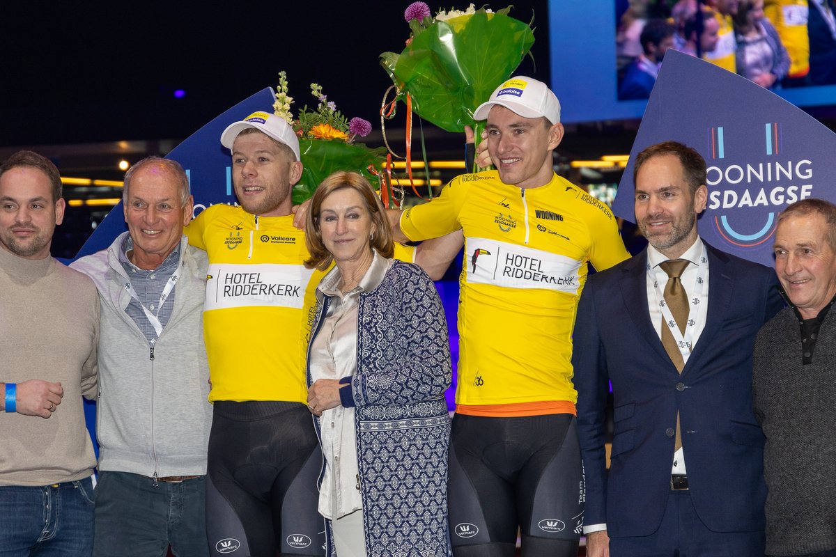 WielerZesdaagse Rotterdam (@zesdaagse) on Twitter photo De eerste avond van de Wooning Zesdaagse 2023 zit erop! <a href="/Lindsaydv95/">lindsay de vylder</a> en <a href="/HestersJules/">Jules Hesters</a> staan aan de leiding van het algemeen klassement. Het Belgische koppel heeft 28 punten meer dan de Nederlanders <a href="/vincenthoppezak/">vincent</a> en <a href="/heijnen_philip/">Philip heijnen</a>.
#WooningZesdaagse De eerste avond van de Wooning Zesdaagse 2023 zit erop! <a href="/Lindsaydv95/">lindsay de vylder</a> en <a href="/HestersJules/">Jules Hesters</a> staan aan de leiding van het algemeen klassement. Het Belgische koppel heeft 28 punten meer dan de Nederlanders <a href="/vincenthoppezak/">vincent</a> en <a href="/heijnen_philip/">Philip heijnen</a>.
#WooningZesdaagse