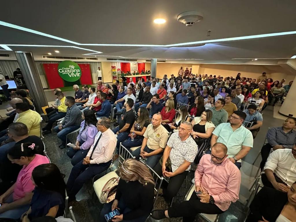 Acompañamos a nuestro alcalde <a href="/OviedoPSUV/">Tito Oviedo</a> a entregar 150 nuevas licencias de actividades económicas, en pro de seguir impulsando y fortaleciendo la economía de Ciudad Guayana.
<a href="/NicolasMaduro/">Nicolás Maduro</a> <a href="/amarcanopsuv/">Ángel Marcano</a>
¡Juntos Vamos por +!
#VenezuelaLibertaria