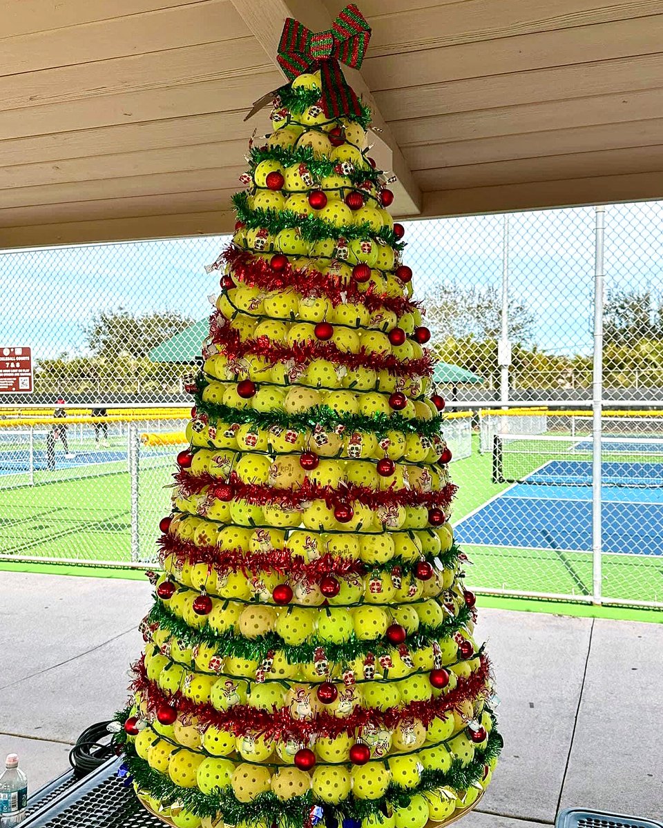 I’ve seen a lot of pickleball Christmas trees but I ain’t ever seen one like this. 450 broken pickleballs of perfection! 🤌🏼🎄