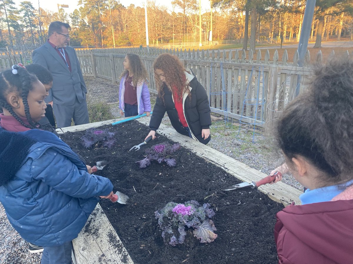 Eco-Heroes Hard at Work #CommunityGardenSeatack 🌱 ⁦@SeatackDream⁩ ⁦@vbschools⁩ #FallGarden