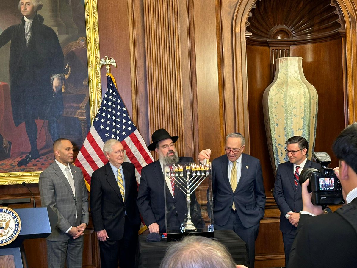 Honored to be part of the first ever Chanukah Menorah lighting with the Leaders of both Houses and Parties of the US Congress, held in the US Capitol today. @SpeakerJohnson @SenSchumer @LeaderMcConnell @RepJeffries