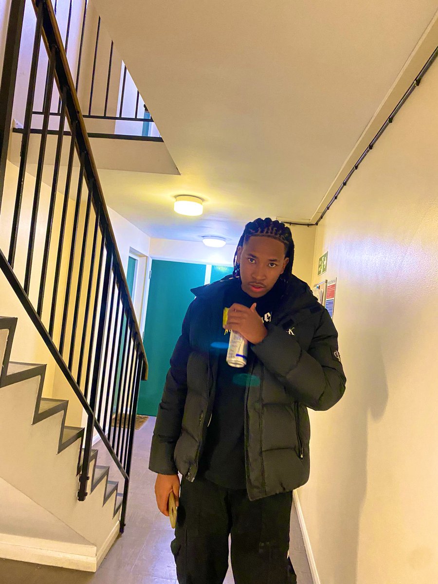 🏴󠁧󠁢󠁥󠁮󠁧󠁿🚶🏾