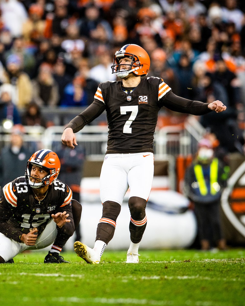 This past Sunday, D-Hop broke the Browns franchise record for most 50+ yard makes in a single season! Oh and let's mention that he's 8/8 from that far out 🎯 

#ProBowlVote | #DustinHopkins