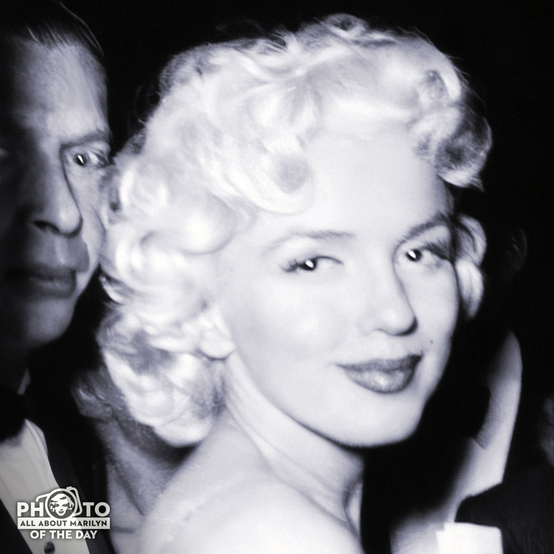 MARILYN MONROE #PhotoOfTheDay —A #beautiful #rare #candid #closeup of Marilyn in 1956. Photo: Bob Beerman. 💋. 

#MarilynMonroeFans #AllAboutMarilyn #MarilynMonroe #Marilyn #MarilynMonroeMoment #VintageHollywood #50s #MarilynMonroePhotos #OldHollywood #blonde #MiltonBerle #Angel
