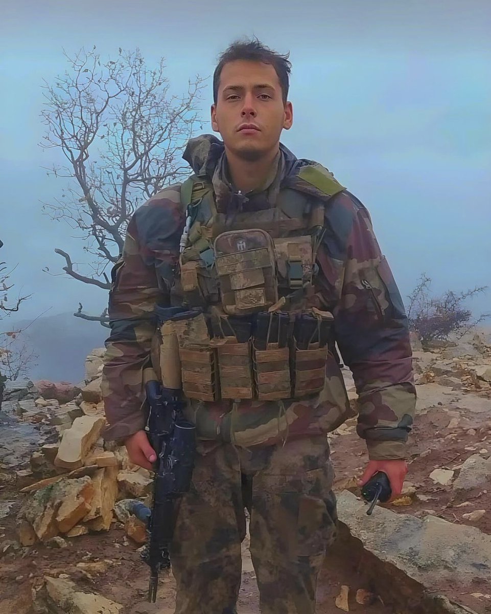 Soğuk bir kış günüydü geldi çattı haberin
Duabey’den sonra yıkıldı yine devrelerin
Anafartalar şehidisin artık işte budur heybetin
Buluşacağız elbet kardeşim,ATATÜRK’ün yolunda sen “Yine Ölmedin”…
Şehit P.Tğm. Eril Alperen Emir♾️