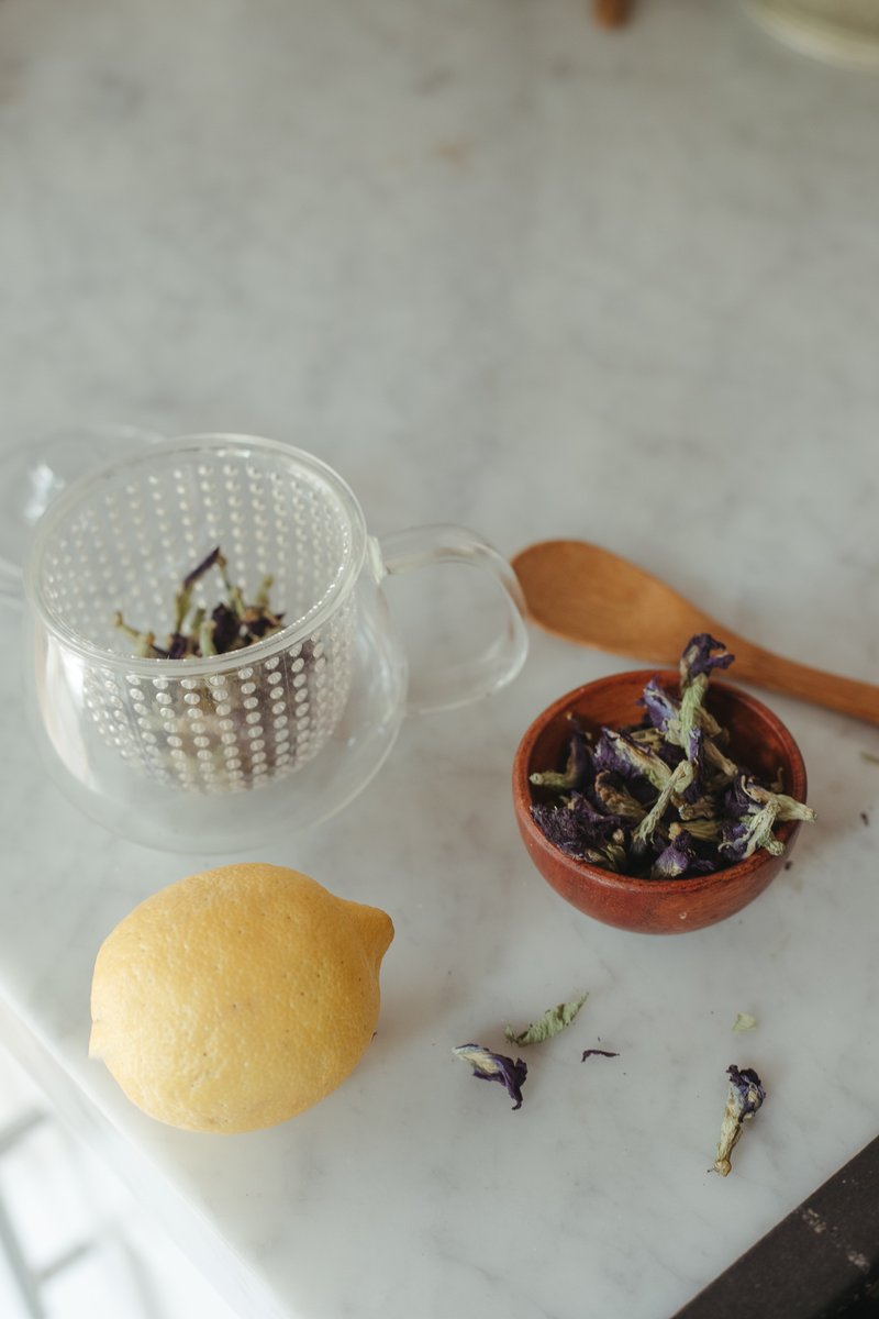 HeavenlyTea's tweet image. Want to see a magic trick? 

Add a pinch of of lemon to your brewed Butterfly Pea Flower tea, and it will instantly turn purple! 

#magic #cool #butterflypeaflower #butterflytea #tea