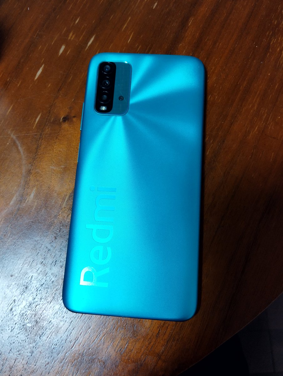 以前使っていたスマホが、機種変して半日で電源が入らなくなってしまいました…今までありがとう😢傷心…