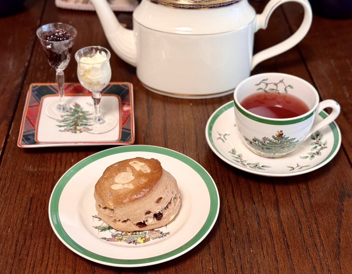 ロダスのクリスマススコーン🎄お茶はH.R.ヒギンスのベリーの六重奏です。
スポードのクリスマスツリー、タータンチェックバージョンの小皿をお迎えしたので早速使ってみました。
