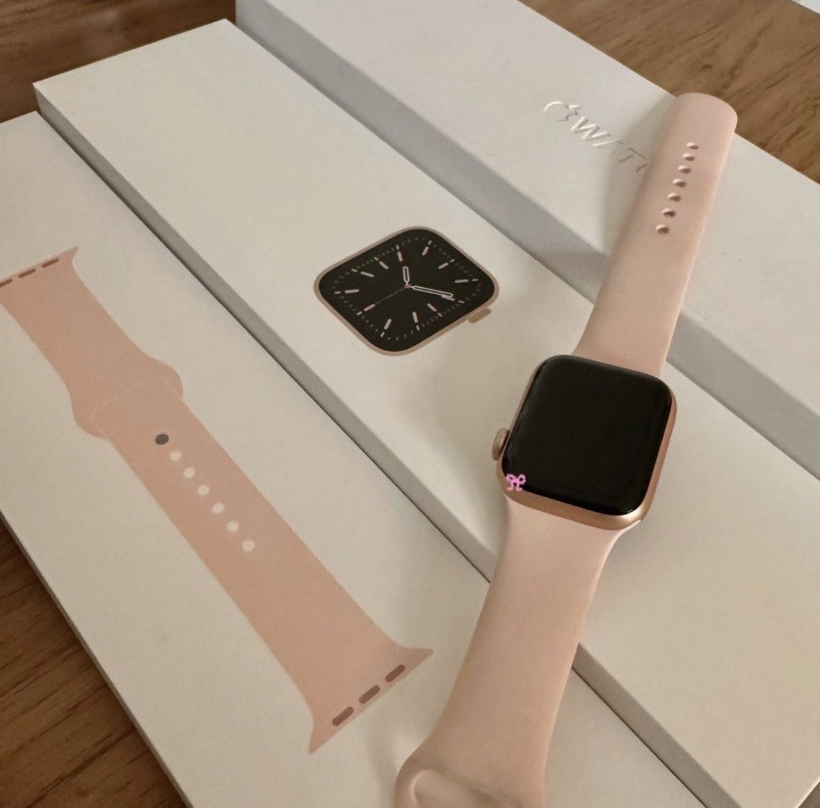 wtbyejisu's tweet photo. [repost] wts lfb ph

apple watch s6 gps
⊹ 10,000 php
⊹ 40 mm — pink
⊹ 92% battery health
⊹ w original charger &amp; box 
⊹ little to unnoticeable scratches

+ can give my extra starlight strap for free :) 

t. series 6 gps https://t.co/gChqL7A64j