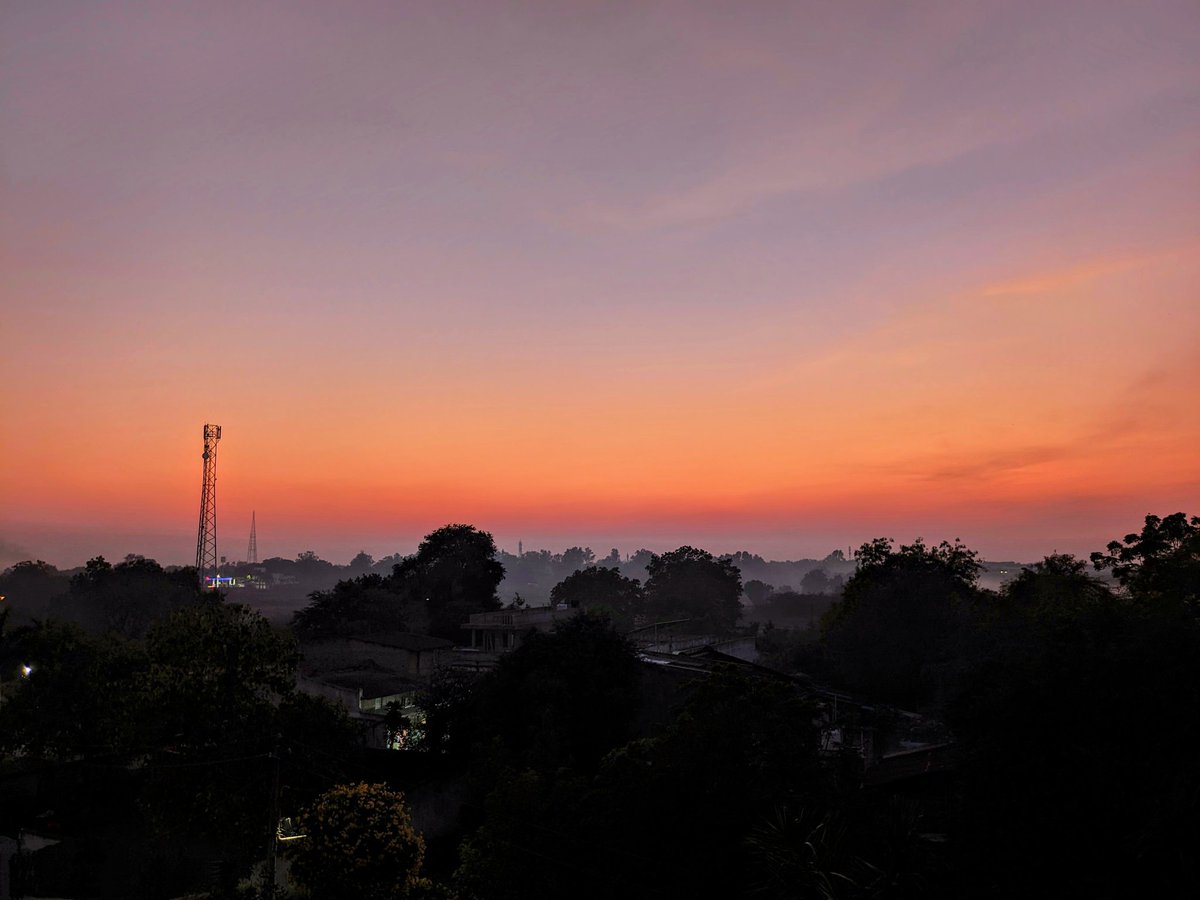 iJay_1700's tweet image. Evening Vibes ✨
#teampixel #pixelshot #sunset #evening #sky #goldenhour #nature #sunsets #clouds #beautiful #naturelovers #eveninglight #eveningvibes #sunsetlovers #sun #love #photooftheday #photography  #skycolor #skyline #foggy #travelphotography #villagevibes #naturebeauty