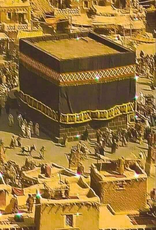x3li9's tweet photo. لما دخل الرسول عليه الصلاة والسلام مكة فاتحاً وقف عند باب الكعبة ، و سأل : "أين بلال؟" ، و قال: "نادوا لي بلال" ...

ثم قال : "و الله يا قريش لازلت أذكر اليوم الذي كنتم تعذبون ��يه بلالاً عند باب الكعبة" ، فلما حضر بلال ، قال له الرسول عليه الصلاة و السلام : "أدخل يا بلال ، فلا يصلّينّ معي أحدٌ في جوف الكعبة إلا أنت" !...

(فكان ذلك تكريماً و تشريفا له ورداً لاعتباره على ما ناله من العذاب في أول إسلامه) ...

وبعد الصلاة في جوف الكعبة ، قال الرسول لبلال : "تعال فاصعد على ظهرها !"( يعني الكعبة ) فلما حاول الصعود ما استطاع لارتفاع سقفها ، فنظر رسول الله صلى عليه و سلم فإذا بأبي بكر وعمر رضي الله عنهما أقرب الصحابة إليه ، فطلب منهما الرسول أن يحملاه .. فوضع بلال الحبشي رضي الله عنه رجله اليمنىٰ على كتف عمر رضي الله عنه  و اليسرىٰ على كتف أبي بكر الصد��ق رضي الله عنه ، و صعد على الكعبة ، فقال الرسول : "يا بلال ، والله الذي لا إله غيره ، إن هذه الكعبة عند الله لعظيمة ، و والله إنك اليوم عند الله أعظم و أشرف منها"!..

فأذّن بلال الحبشي رضي الله عنه وهو فوق الكعبة بنداء التوحيد في جيش قوامه 10.000 رجل فيه أسياد العرب وأشراف الصحابة .
فضلأ وليس امرأ اذا اتممت القراءة علق بالصلاة على الحبيبﷺ