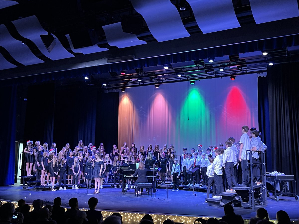 A wonderful Holiday concert by our 7th and 8th grade choir 👏🏻 👏🏻 anytime JH students get to toss snowballs into the crowd after a fun version of “let it snow” you know it’s a successful night. ❄️ ⛄️ 🎄 🕎 🔔