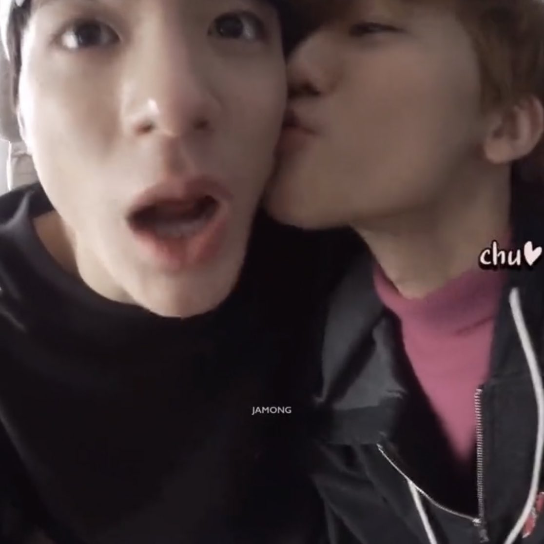 kittensjeno's tweet photo. this whole thing still makes me laugh so hard 😭

🌱: "can i kiss samoyed?"
🐰:"no, no, no. kissing (him) isn't something that just anyone can do"
meanwhile jeno: 😙😙😙😙 https://t.co/0t6ikyVUBq