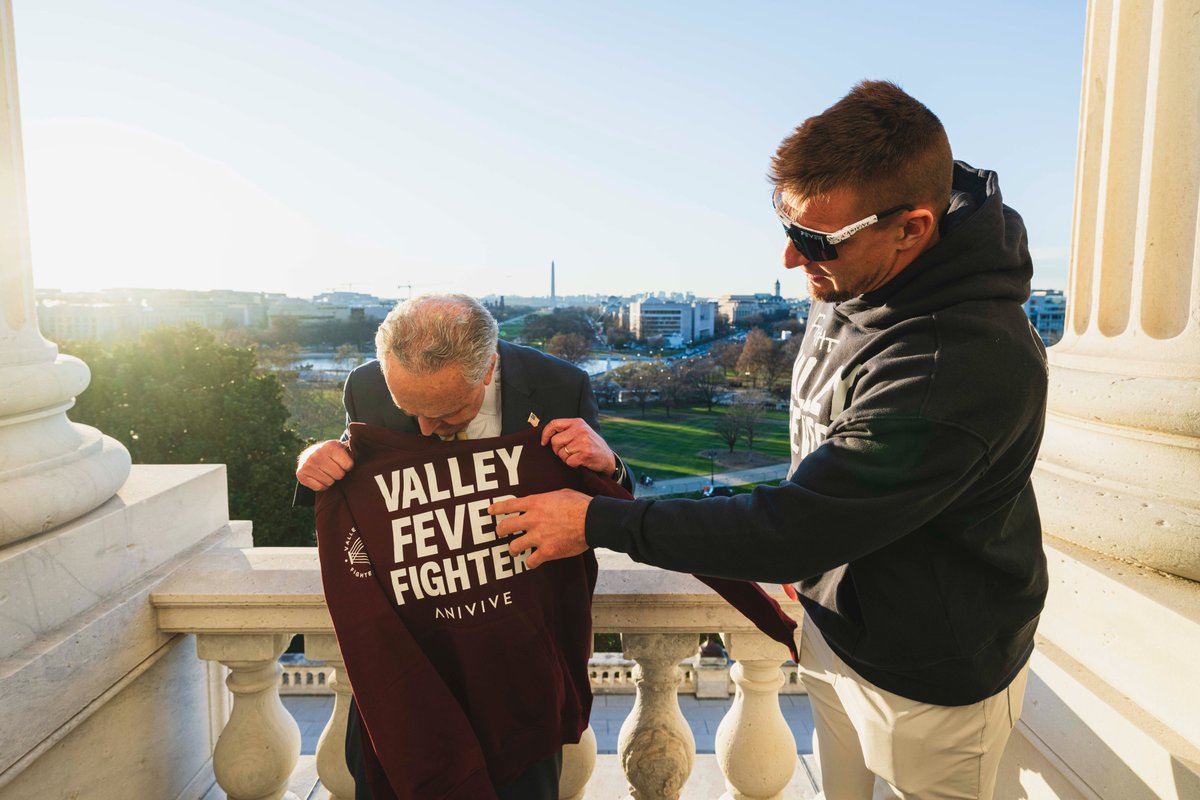 Today, @RobGronkowski came in to talk about fighting Valley Fever. A heartbreaking story, Sterling Lewis died from the infection at 32. He was one of @RobGronkowski’s former teammates at the University of Arizona. We're going to work together to push for innovative treatments.