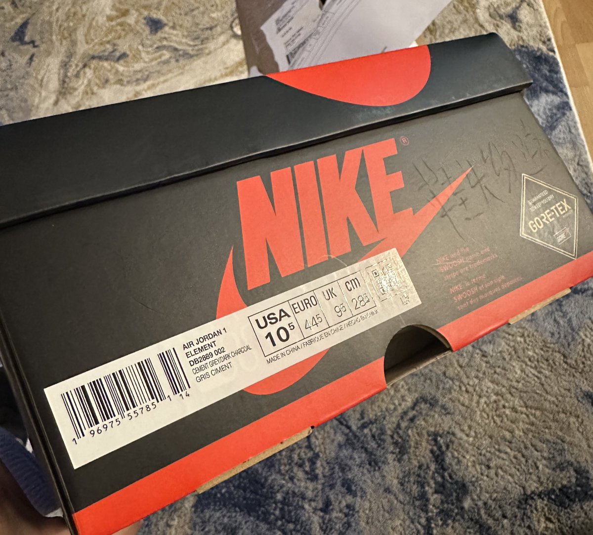 Soooo…. Got a #mailcall from @DTLRVILLA. 
Anyone want to translate this foreign text on my box??? 
Never had that before 🤔??????
Shoes are beautiful, no complaints there 🔥💯
@Jumpman23 @Nike #questions #AJ1 #Goretex1s