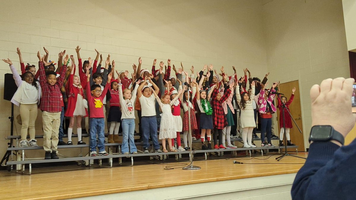 Educator_P's tweet image. Our second grade Gators shined bright ✨✨tonight at their Winter ❄️ performance. Thank you to all of our parents who came out to support.  A HUGE thank you to Mrs. O'Malley for working with our 2nd graders and putting on an amazing performance! @SWES_Station #Christmas2023