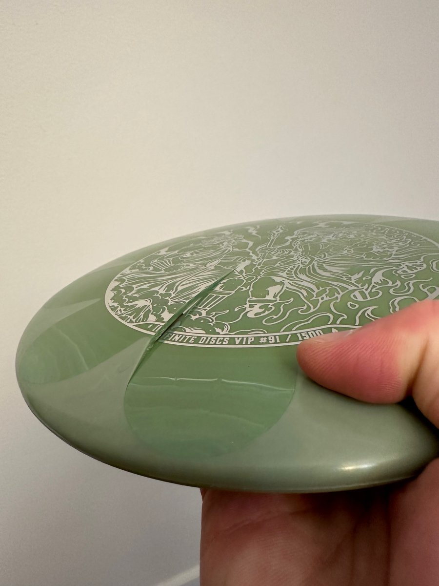 HotBeefDiscGolf's tweet image. This Clash Double Steady Mint Broke in 5 minutes. Not a quality disc and shouldn't be on the market. @ClashDiscs @InfiniteDiscs