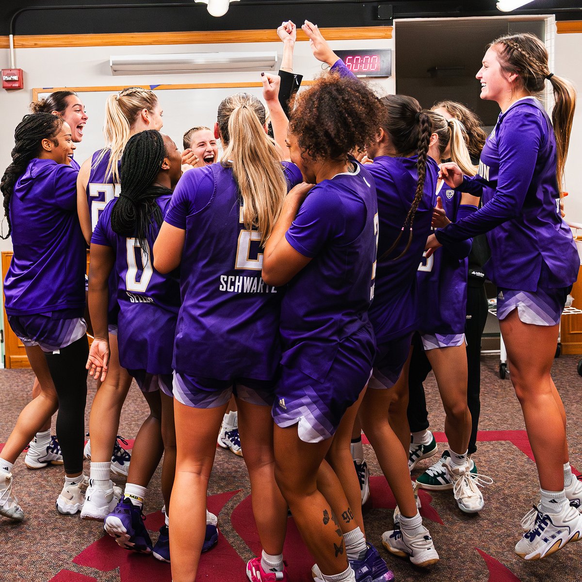 Defeat ranked opponents in the same weekend ✔️ Be named ESPN Team of the Week ✔️ @UW_MBB 🤝 @UW_WBB #GoHuskies