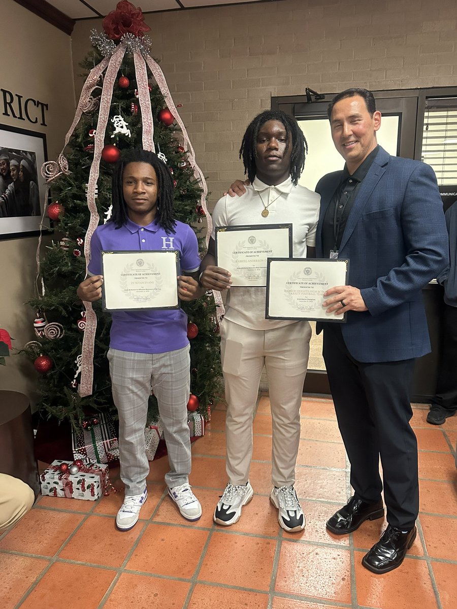 Congratulations @d1kbad & C2 Evans on being acknowledged by KISD for Defensive MVP and Offensive Newcomer of the Year!! Congratulations young men!! @MarkHum7 @RecruitHeights