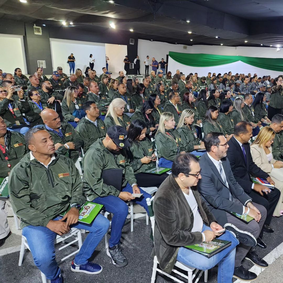 Acompañamos a nuestro hermano gobernador Primitivo Cedeño, al 1er Encuentro Técnico - Jurídico en materia Agraria.
@nicolasmaduro <a href="/dcabellor/">Diosdado Cabello R</a>
<a href="/psuvportuguesa_/">Partido PSUV Portuguesa (oficial)</a>
<a href="/BlancaEekhout/">Blanca Eekhout</a> <a href="/PartidoPSUV/">PSUV</a>