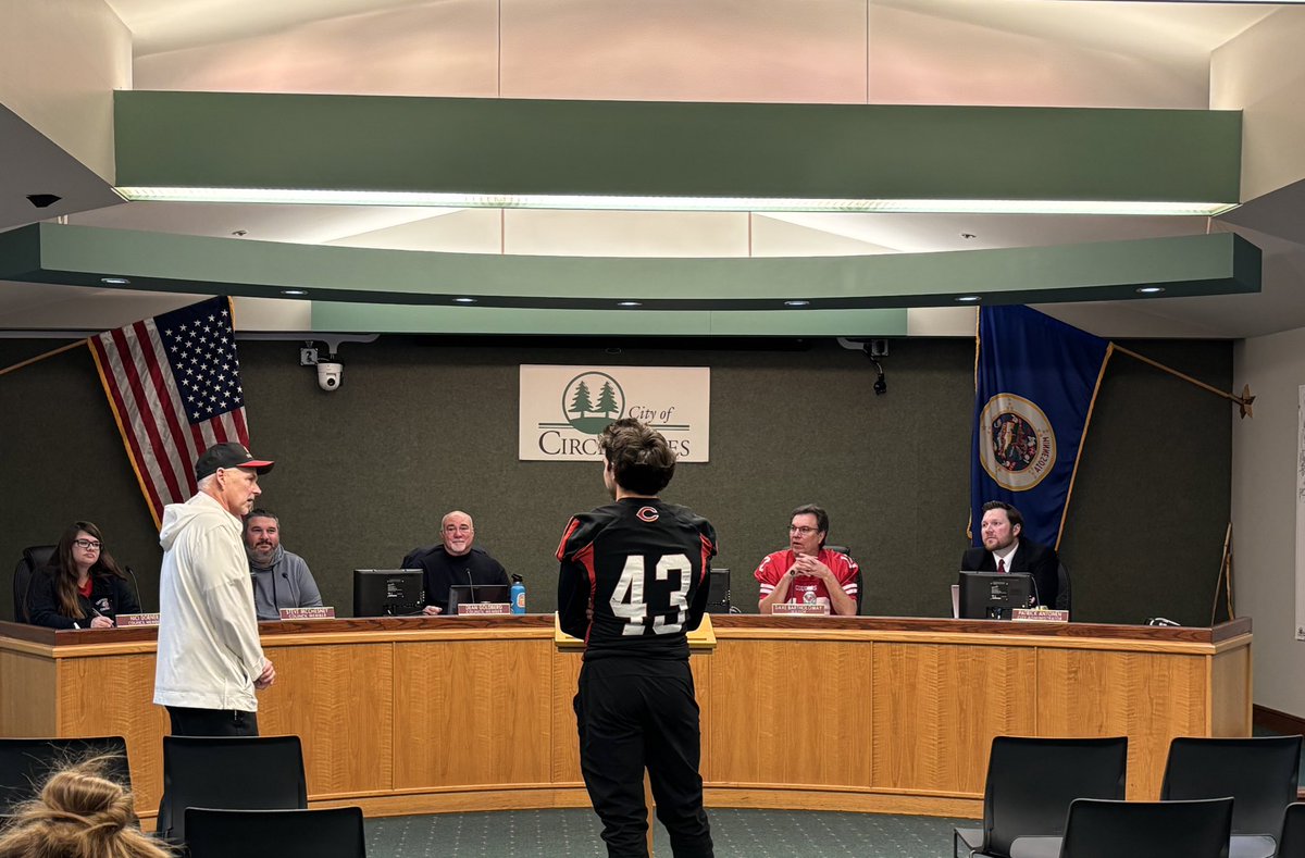 Thank you to Mayor <a href="/DaveBartholomay/">Dave Bartholomay</a> for having us tonight (We loved the jersey)! Great to have our team recognized &amp; to have a Player of the Year Finalist (<a href="/MavHarper_43/">Maverick Harper</a>) recognized as well🔴⚪️⚫️