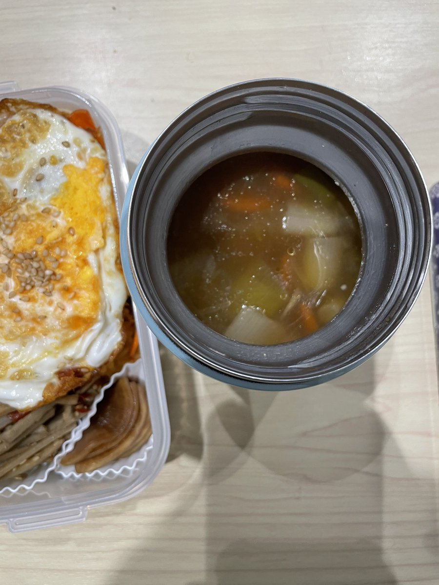 roll__cinnamon's tweet photo. 夜ご飯は韓国料理！
・キムチチャーハン目玉焼き乗せ
・ごぼうの味噌きんぴら
・福神漬け
・タッカルクッス(うどん無し)
自分で作る料理が美味しい嬉しい https://t.co/Vq9oNcN1Ag