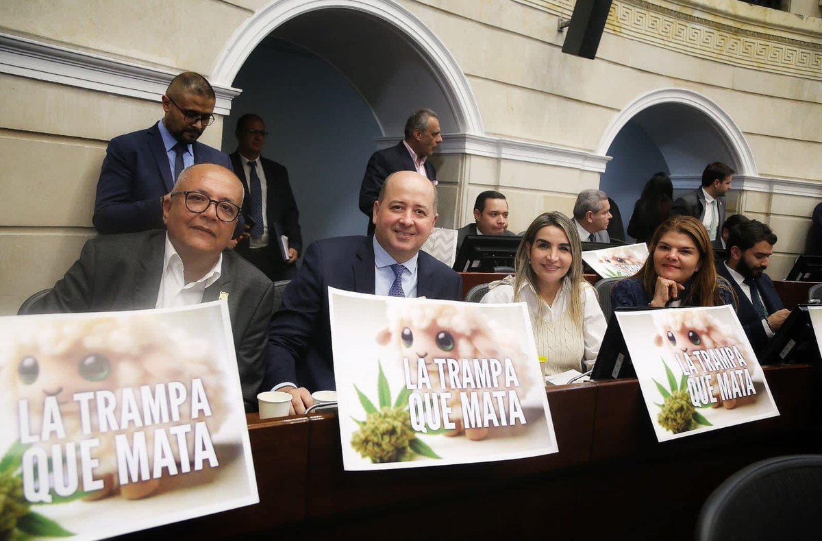 Claro el señor @OscarBarretoTol duro con el cannabis pero más bien flojito con el vino y el alcohol con el que ameniza con sus amigos las celebraciones !!! La doble moral de esta gente es increíble. Algún día podrán dar un debate seria sobre #CannabisDeUsoAdulto